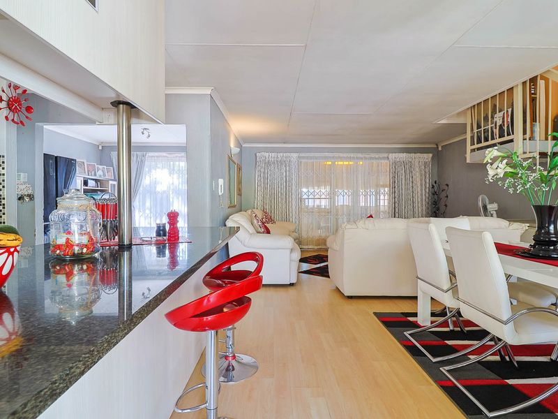 mmaculate Single-Storey Gem: Private Corner Paradise with Tranquil Living and Boomed Security! - Photo 10