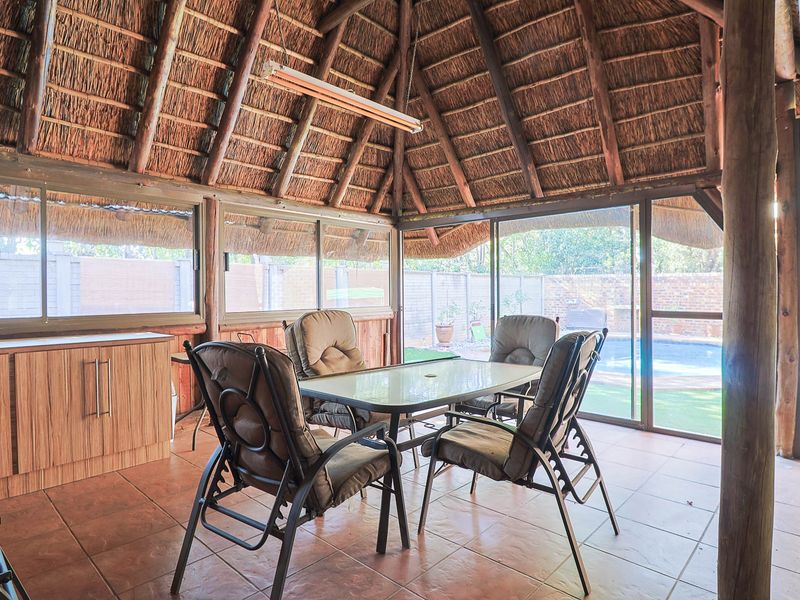 mmaculate Single-Storey Gem: Private Corner Paradise with Tranquil Living and Boomed Security! - Photo 9