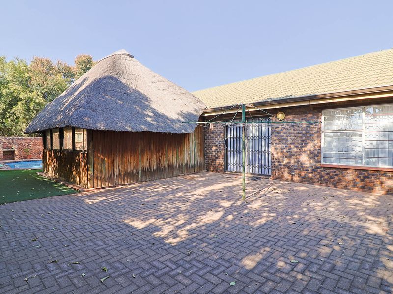 mmaculate Single-Storey Gem: Private Corner Paradise with Tranquil Living and Boomed Security! - Photo 8