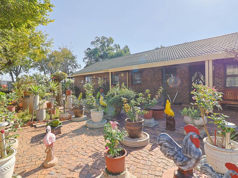 mmaculate Single-Storey Gem: Private Corner Paradise with Tranquil Living and Boomed Security! - Photo 7