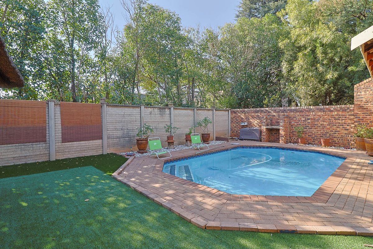 mmaculate Single-Storey Gem: Private Corner Paradise with Tranquil Living and Boomed Security! - Photo 3