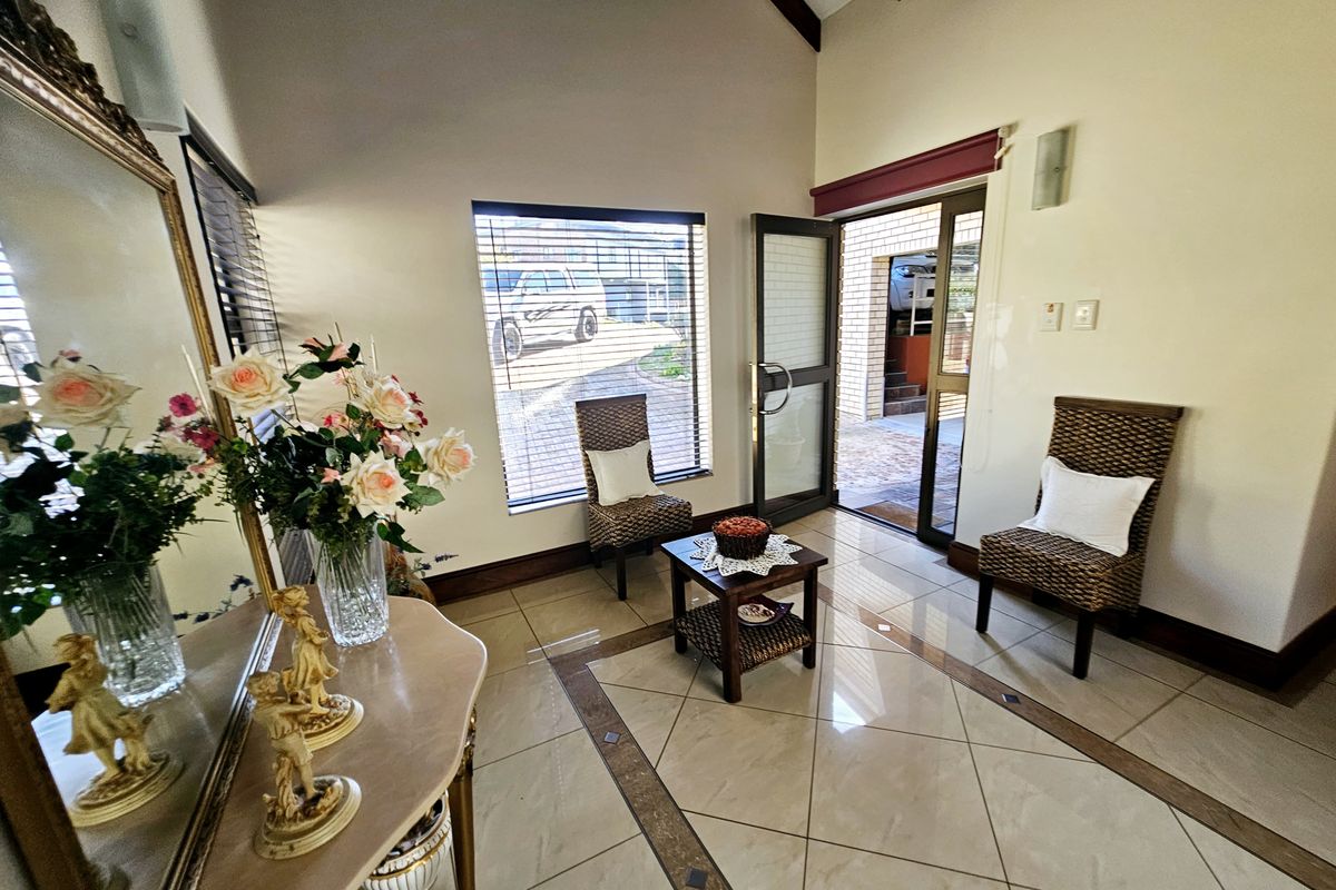 Entertainers Delight With Stunning Views! - Photo 5