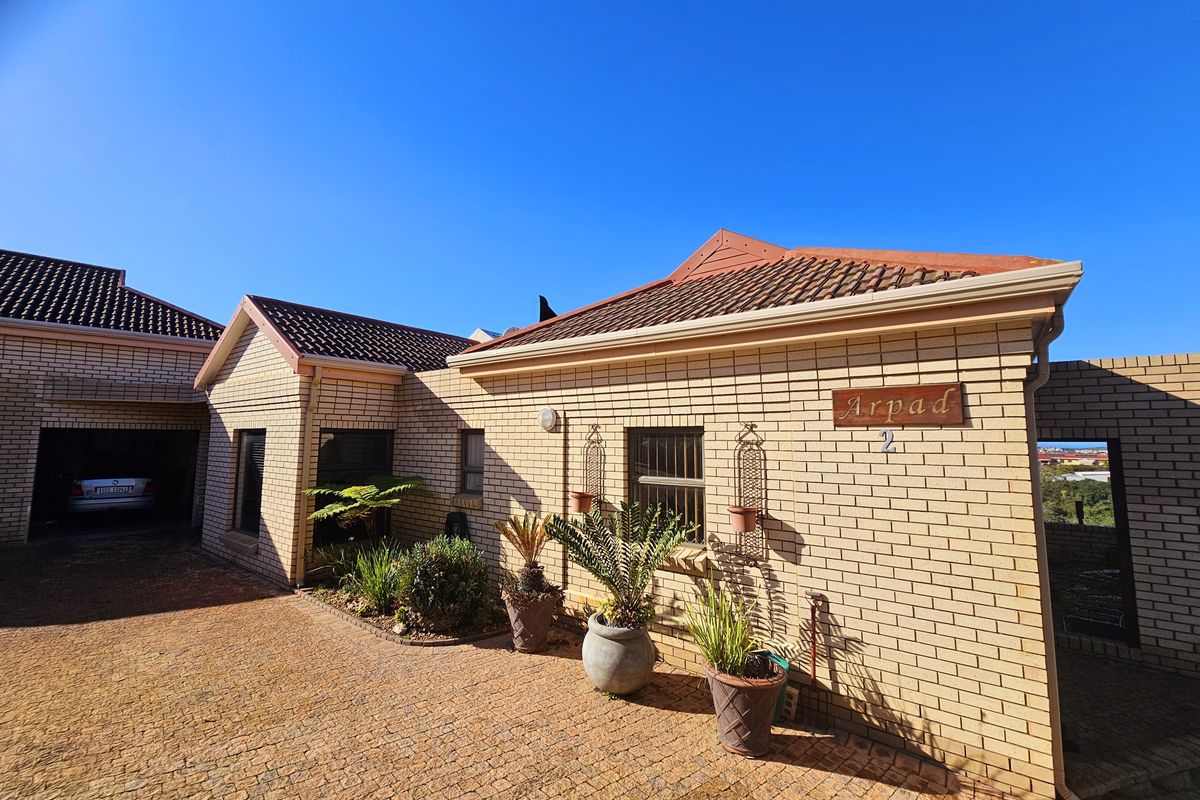 Entertainers Delight With Stunning Views! - Photo 2