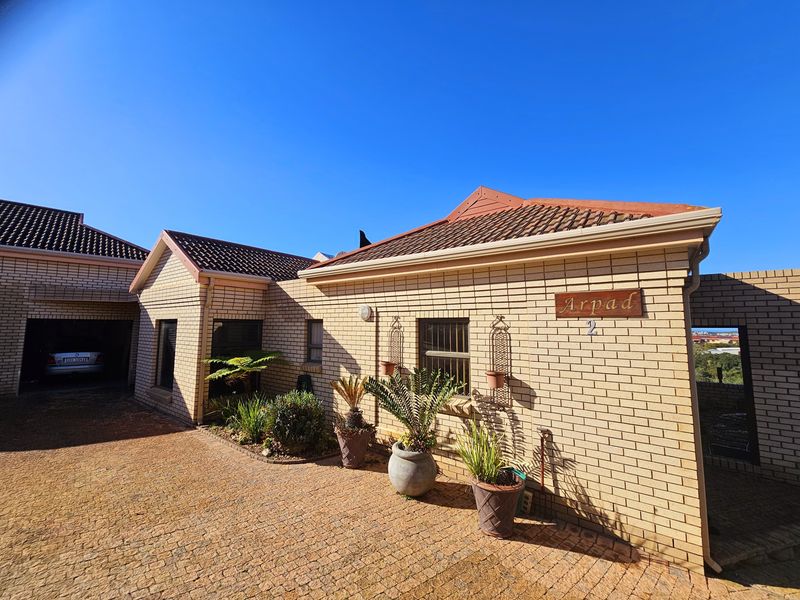 Entertainers Delight With Stunning Views! - Photo 2