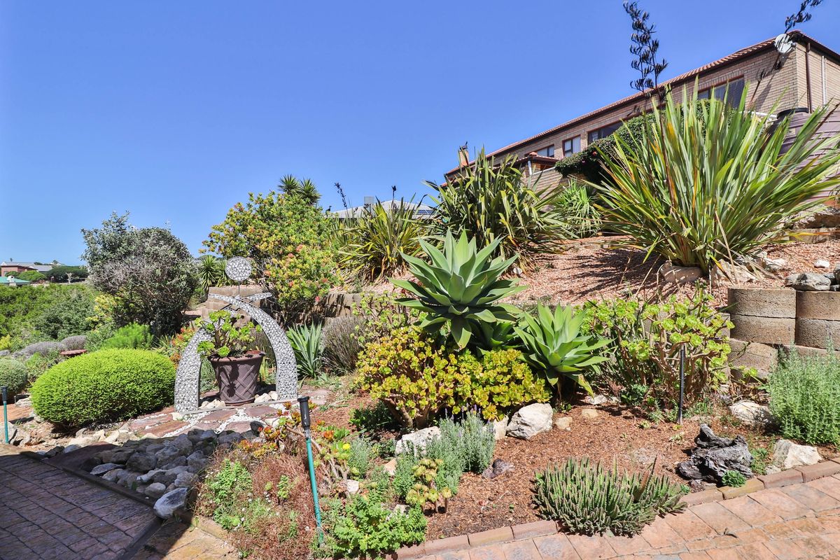 Entertainers Delight With Stunning Views! - Photo 3