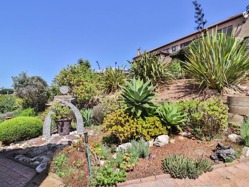 Entertainers Delight With Stunning Views! - Photo 3