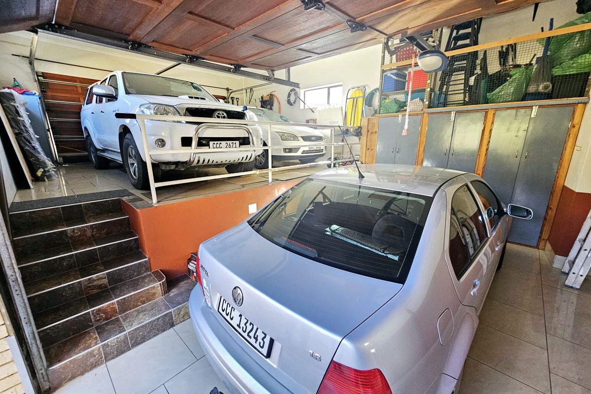 Entertainers Delight With Stunning Views! - Photo 4