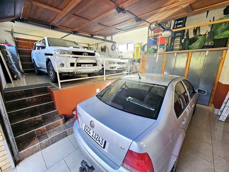 Entertainers Delight With Stunning Views! - Photo 4