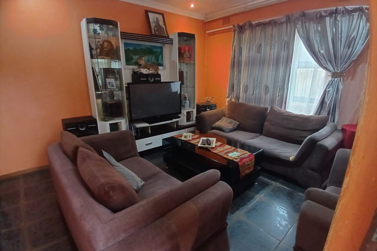 3 Bedroom House For Sale - Photo 4