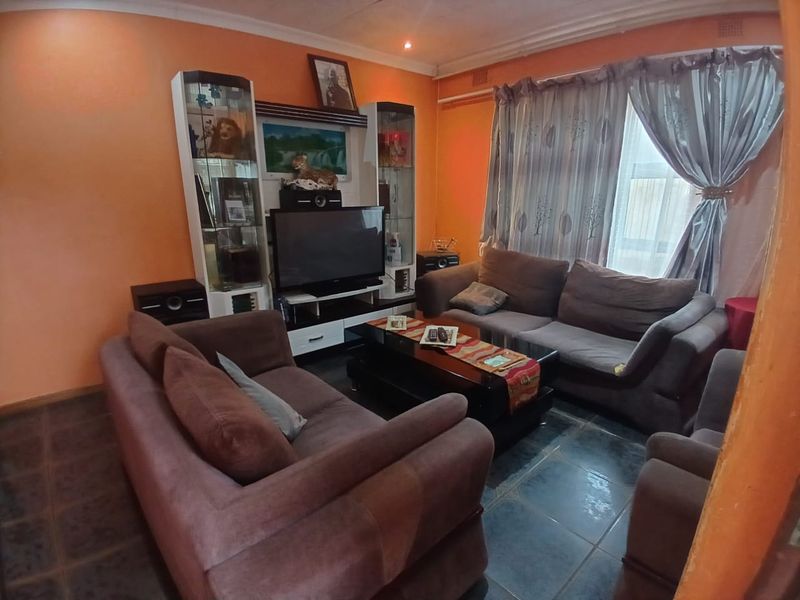 3 Bedroom House For Sale - Photo 4