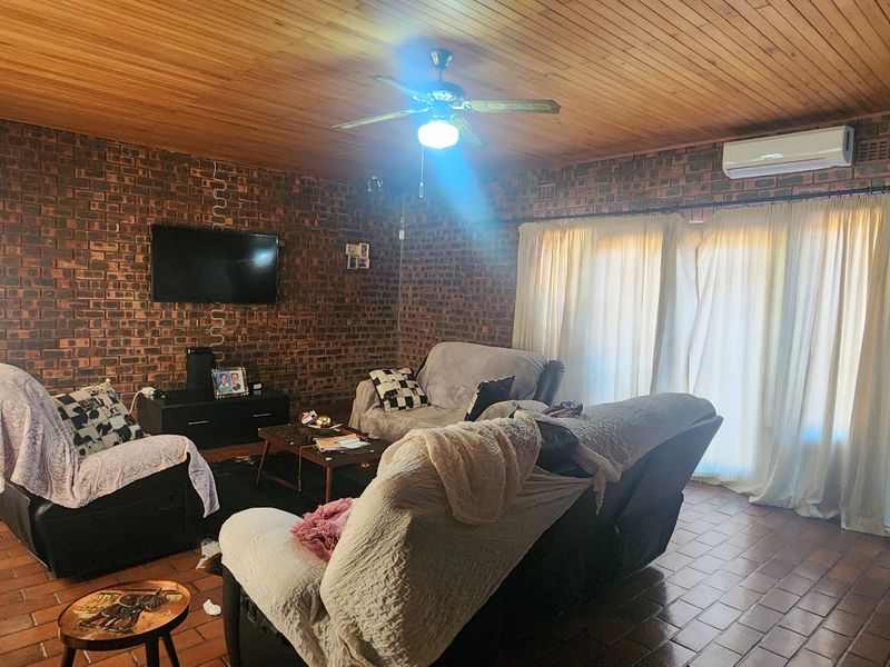 Spacious Three-Bedroom Home with Modern Entertainment Area - Photo 3