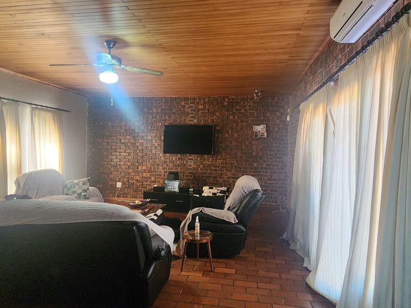 Spacious Three-Bedroom Home with Modern Entertainment Area - Photo 4
