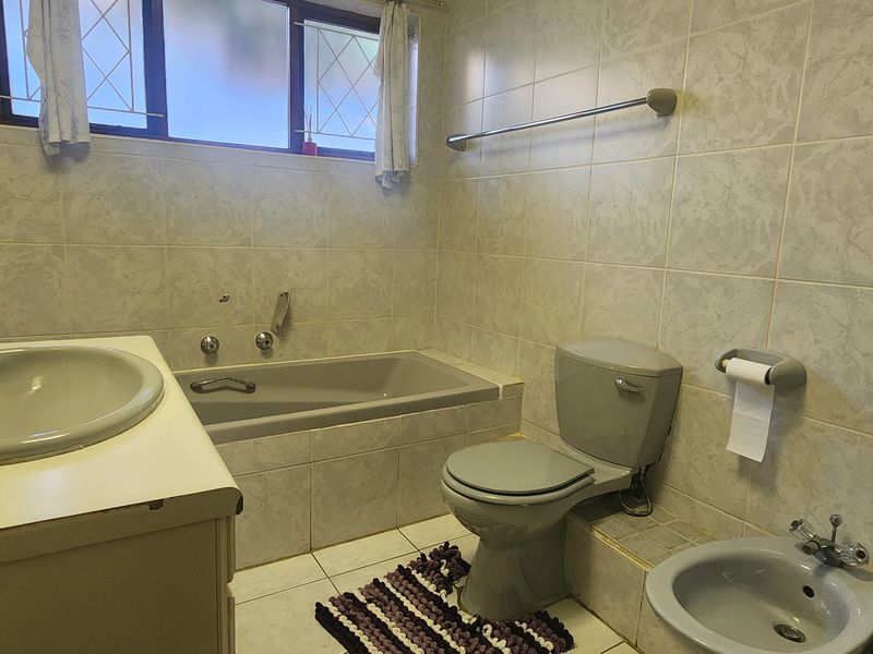 Spacious Three-Bedroom Home with Modern Entertainment Area - Photo 10