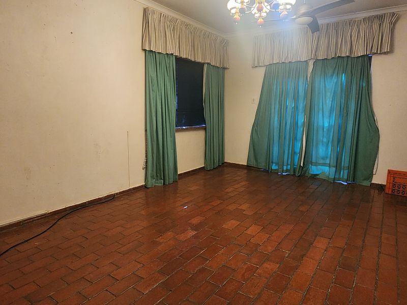 Spacious Three-Bedroom Home with Modern Entertainment Area - Photo 5