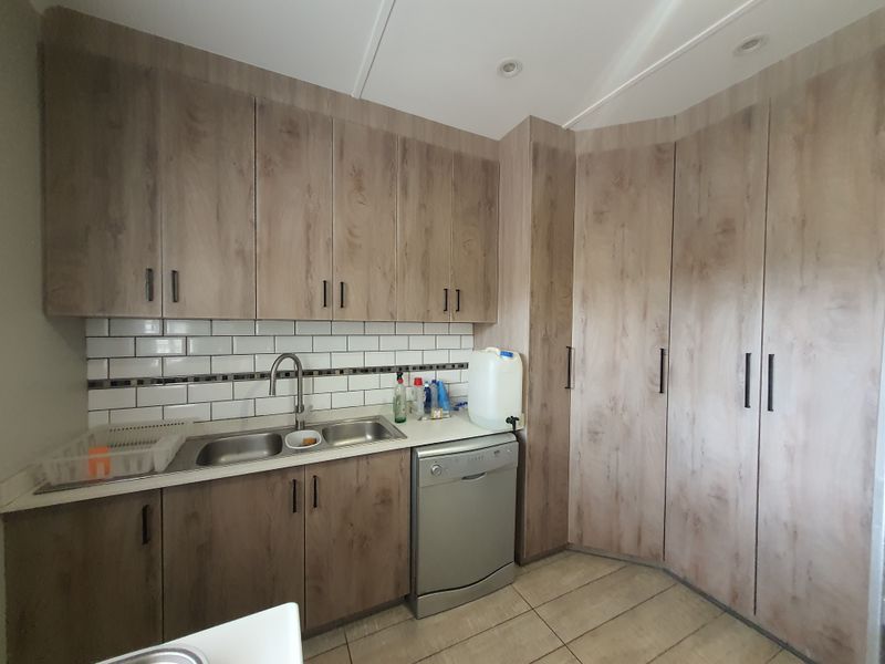 Spacious, Modern, Secure Three Bed Family Home - Photo 9