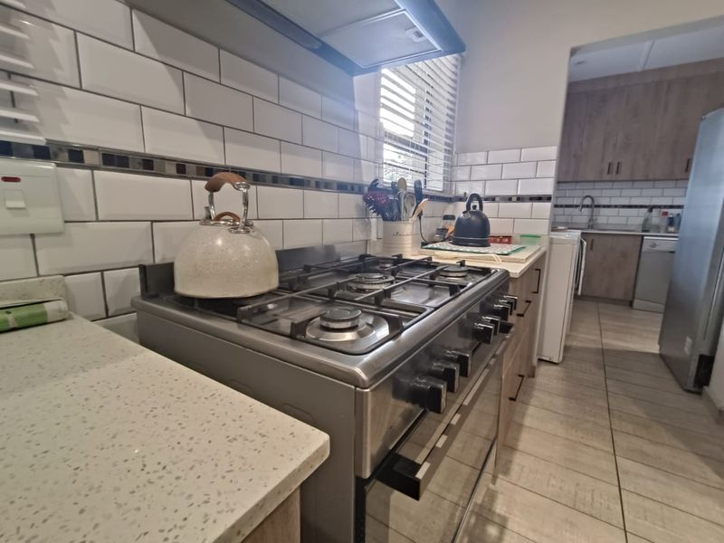 Spacious, Modern, Secure Three Bed Family Home - Photo 8