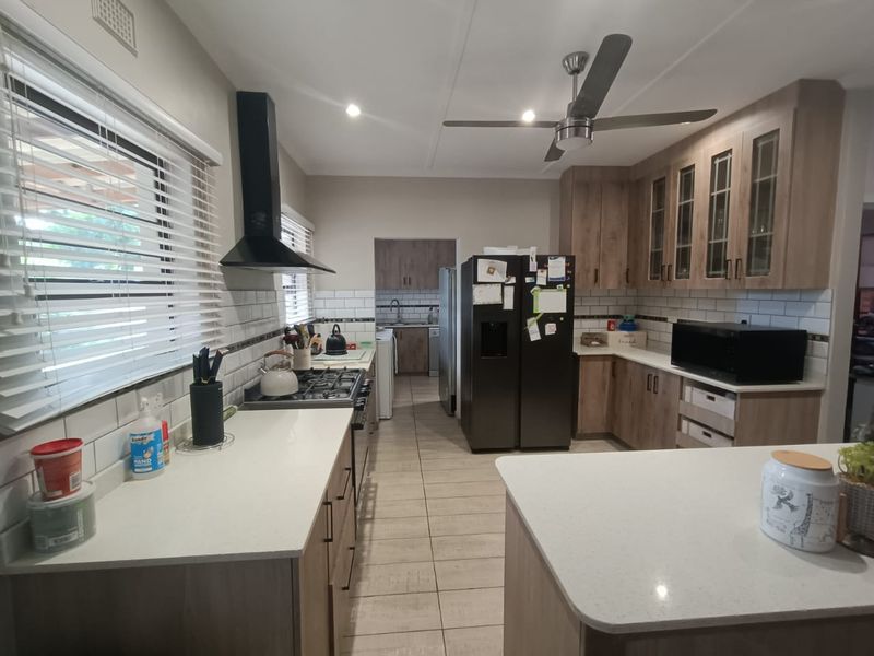 Spacious, Modern, Secure Three Bed Family Home - Photo 7