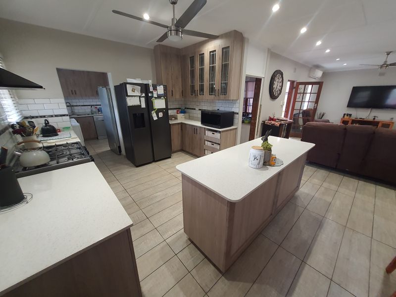 Spacious, Modern, Secure Three Bed Family Home - Photo 6