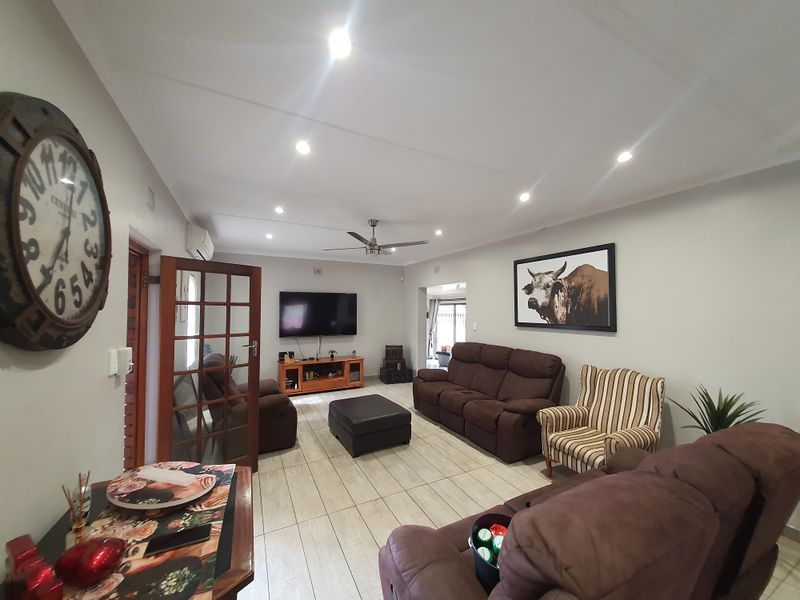 Spacious, Modern, Secure Three Bed Family Home - Photo 2