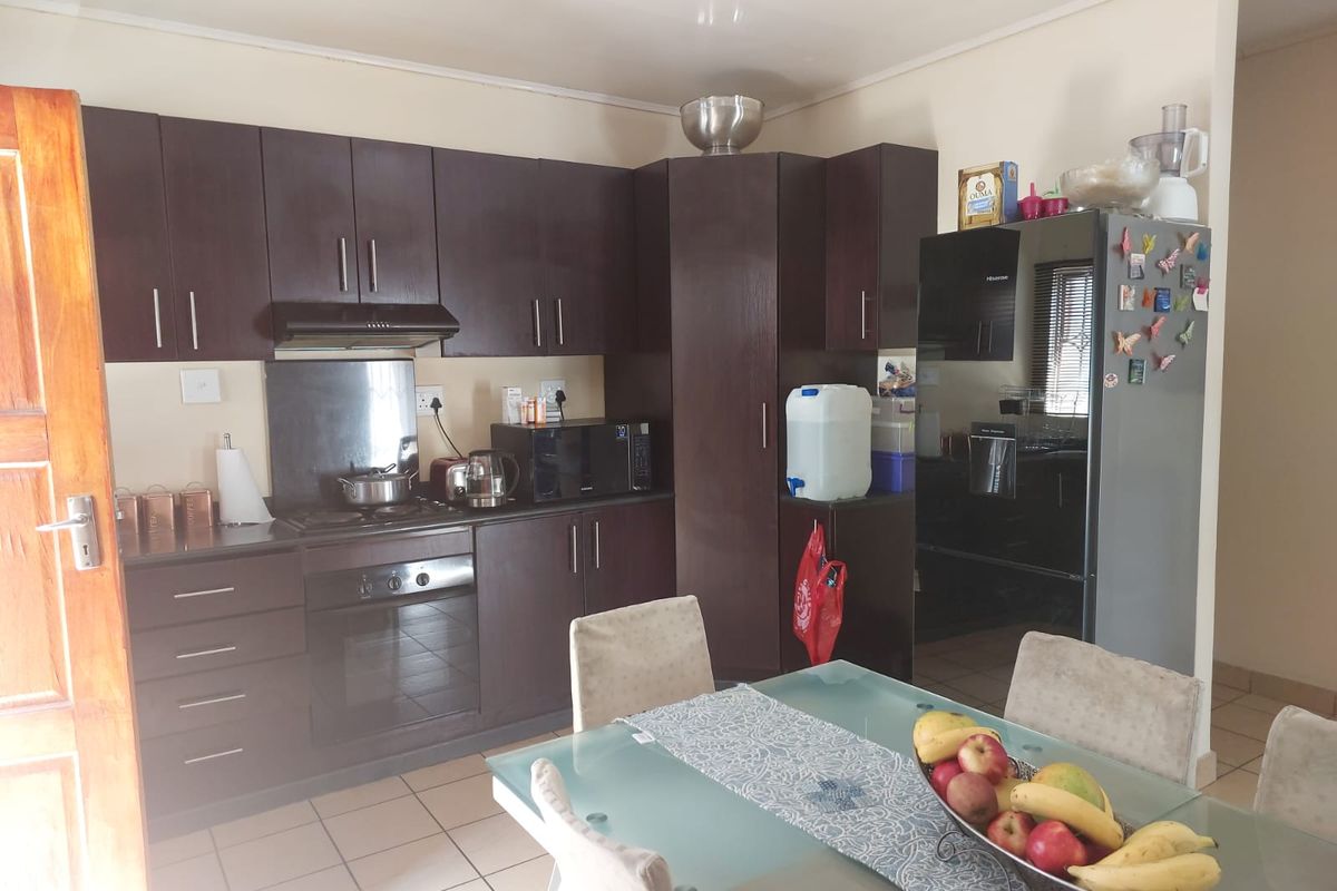 Spacious house in a secure complex - Photo 3