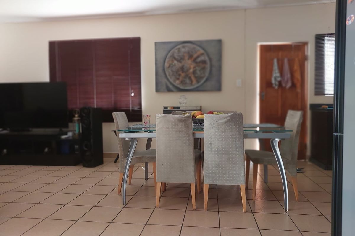 Spacious house in a secure complex - Photo 4