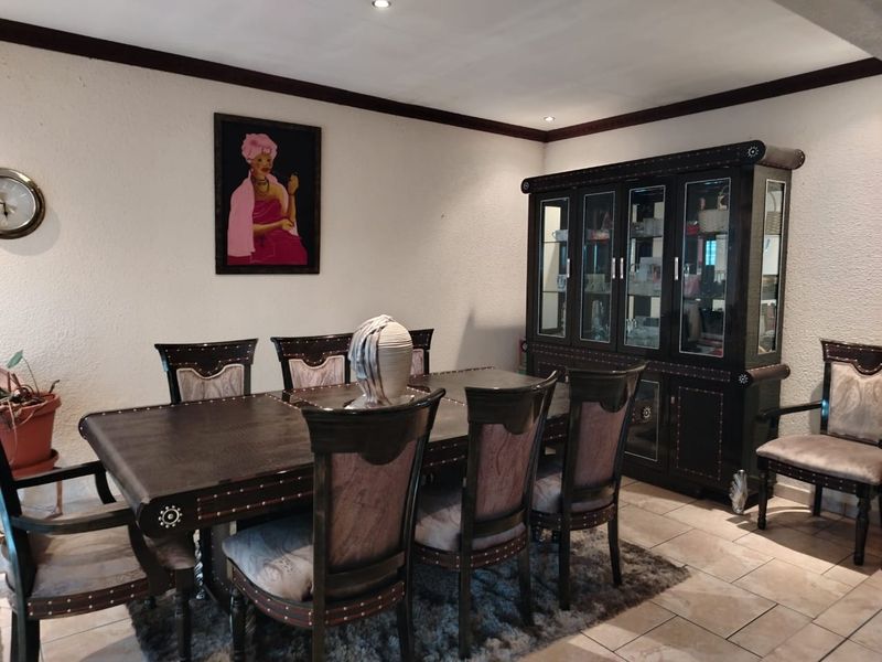 Conveniently located Modern house in Sherwood Gardens - Photo 4