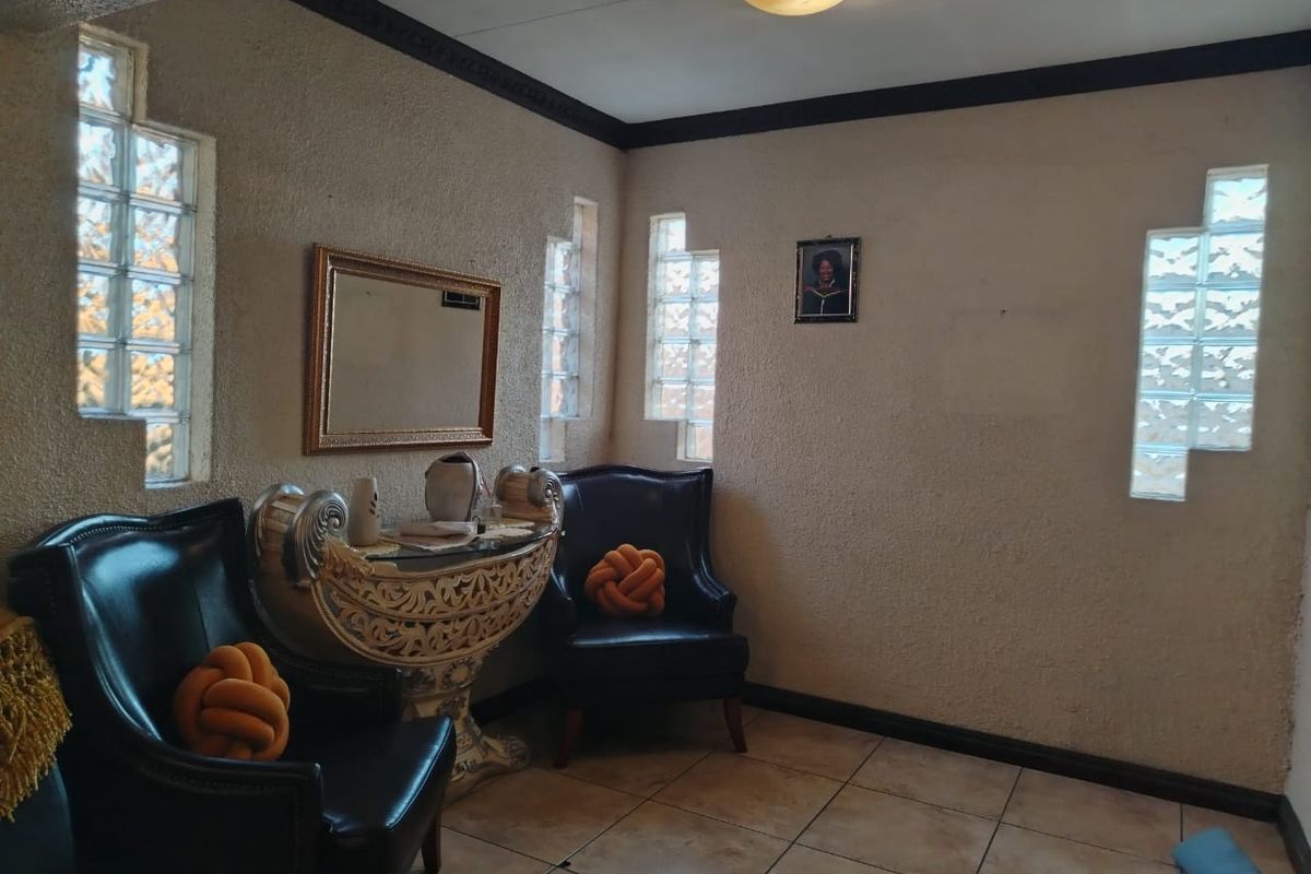 Conveniently located Modern house in Sherwood Gardens - Photo 3