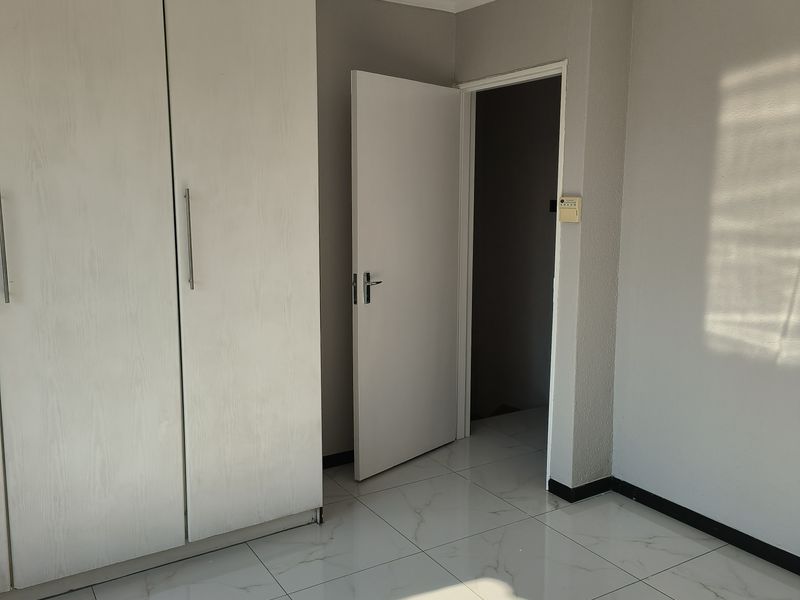 WARM, INVITING AND MODERN DUPLEX - Photo 9