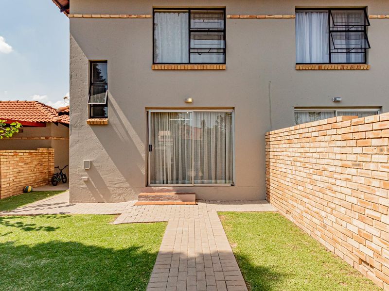 WARM, INVITING AND MODERN DUPLEX - Photo 1