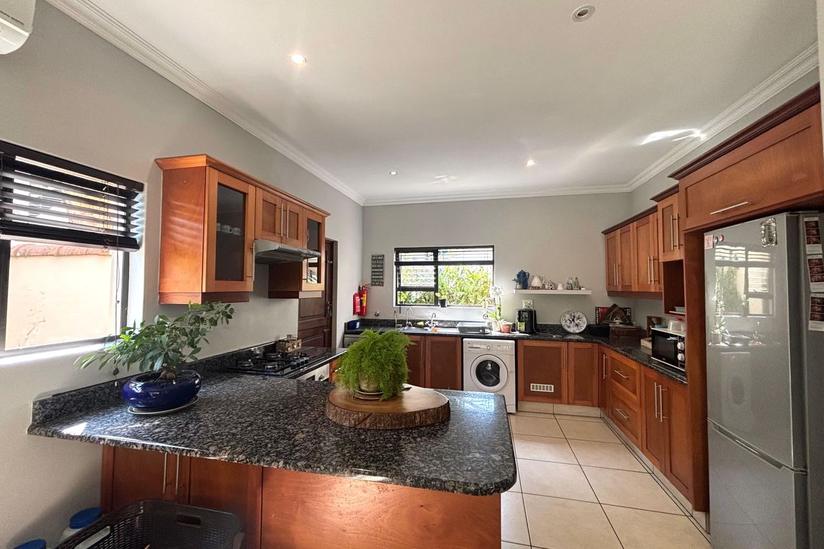 Two Bedroom Pet Friendly Garden Simplex - Photo 2