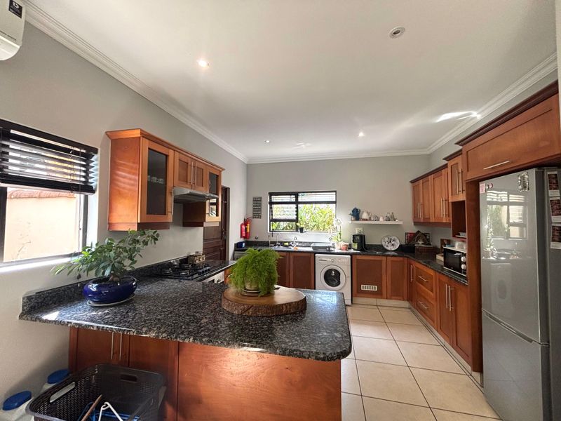 Two Bedroom Pet Friendly Garden Simplex - Photo 2