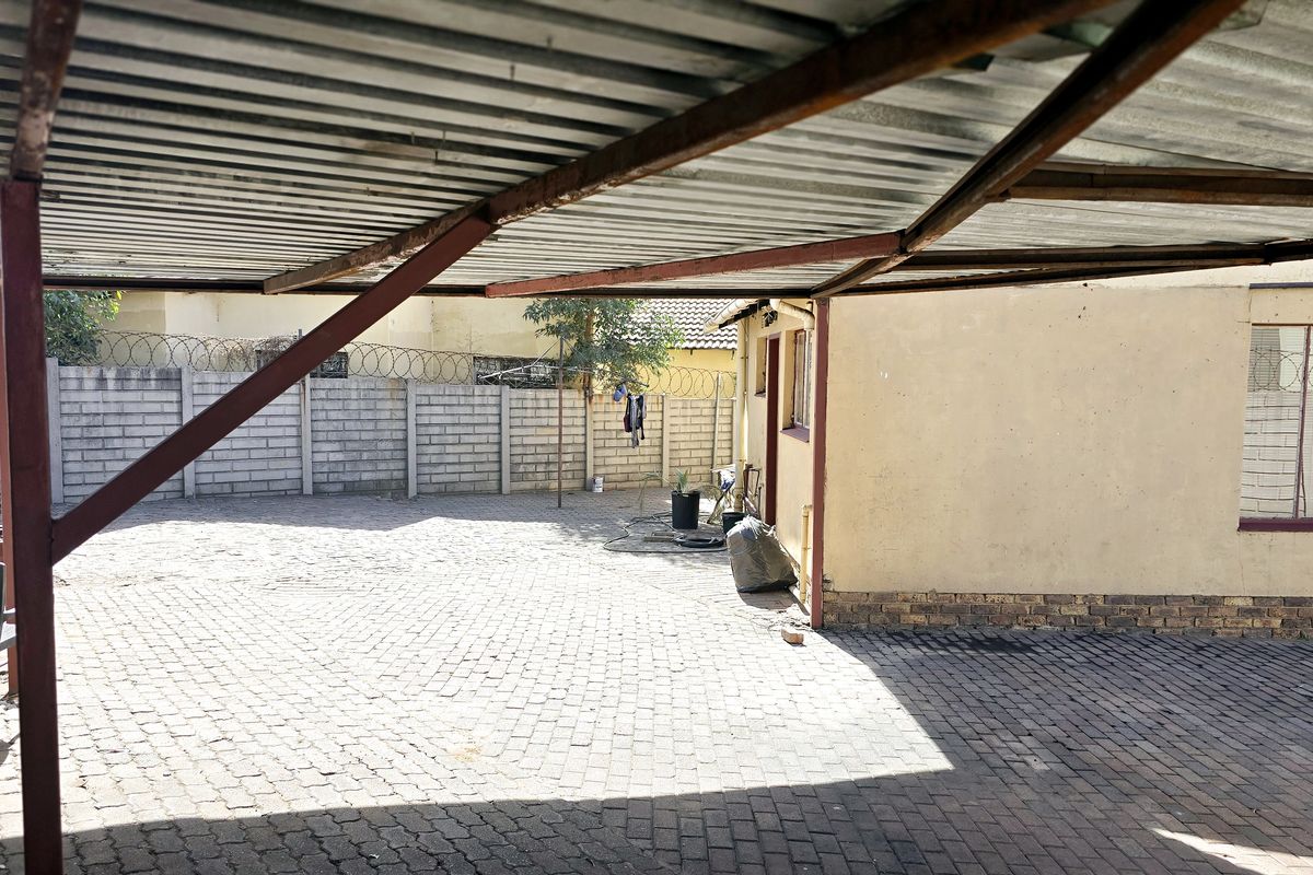 Charming 3-Bedroom House in Pine Ridge - Photo 2