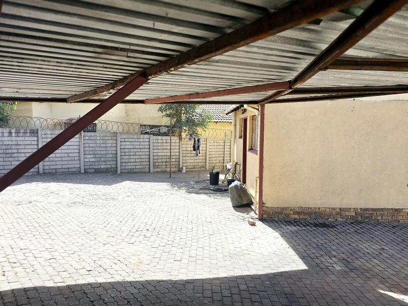 Charming 3-Bedroom House in Pine Ridge - Photo 2