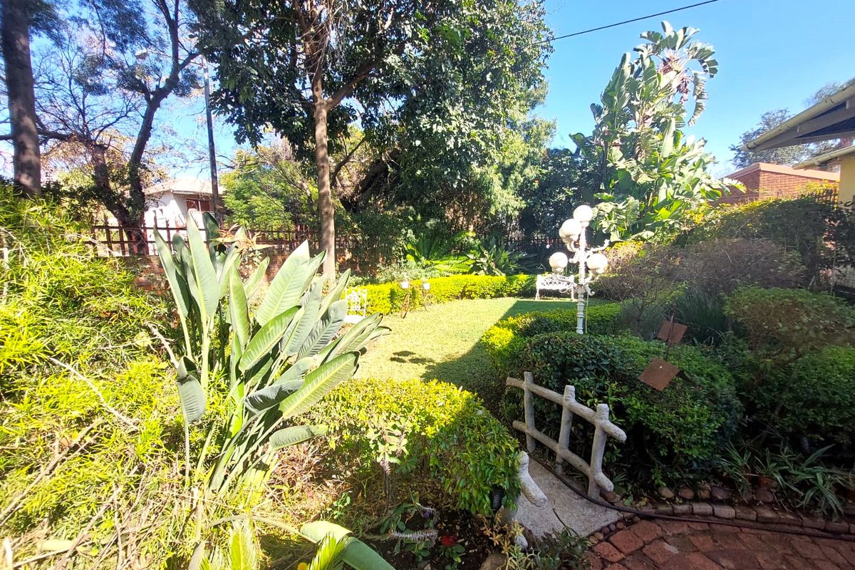 Private and secure living - Photo 3