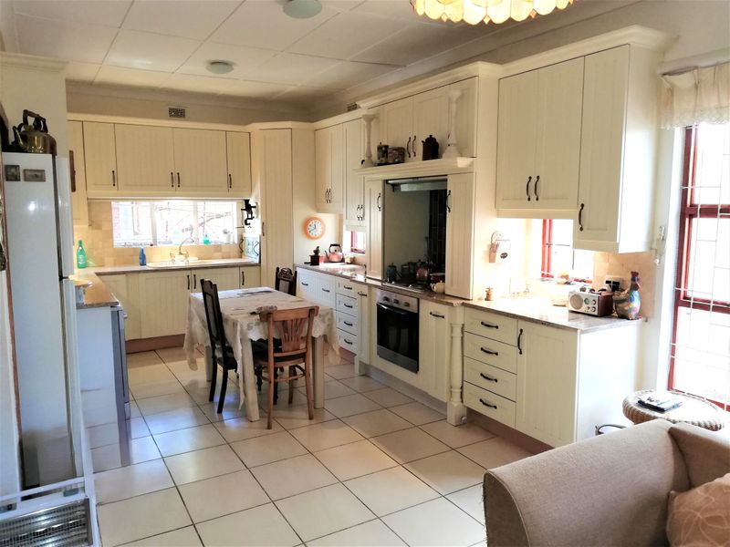 Private and secure living - Photo 9