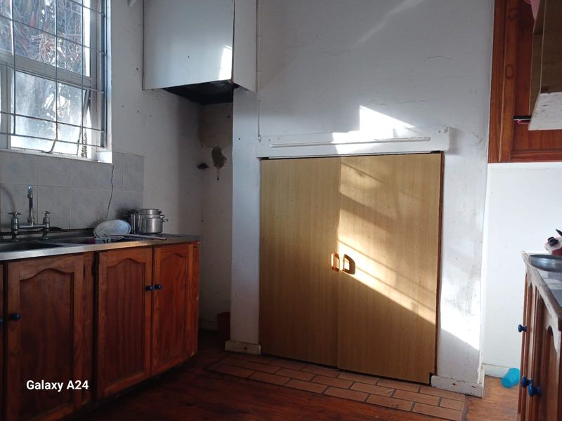 Prime Investment Opportunity; Earn Up to R19,000, 6 Bedroom Property with 3 bathrooms, in Quigney - Photo 10