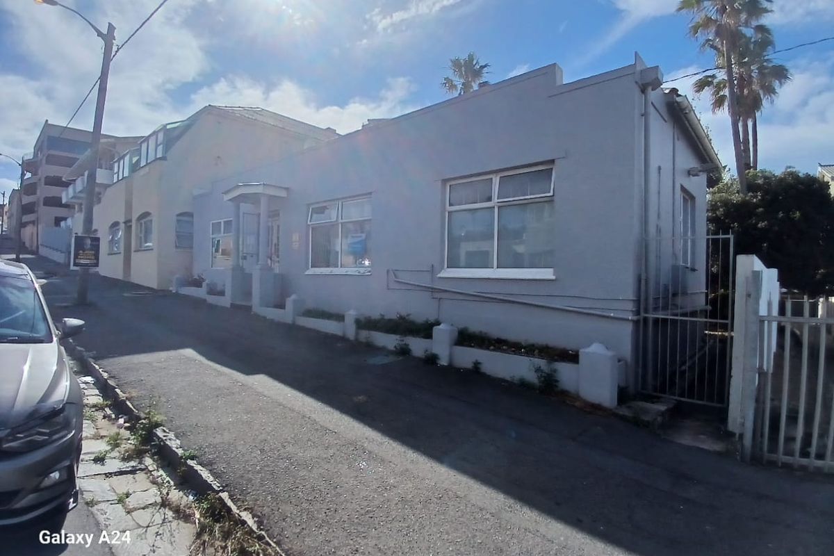 Prime Investment Opportunity; Earn Up to R19,000, 6 Bedroom Property with 3 bathrooms, in Quigney - Photo 2