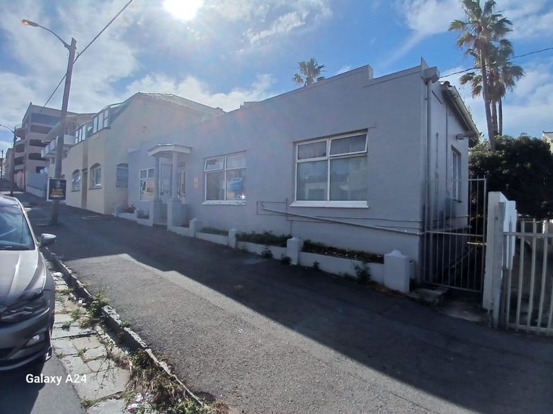 Prime Investment Opportunity; Earn Up to R19,000, 6 Bedroom Property with 3 bathrooms, in Quigney - Photo 2