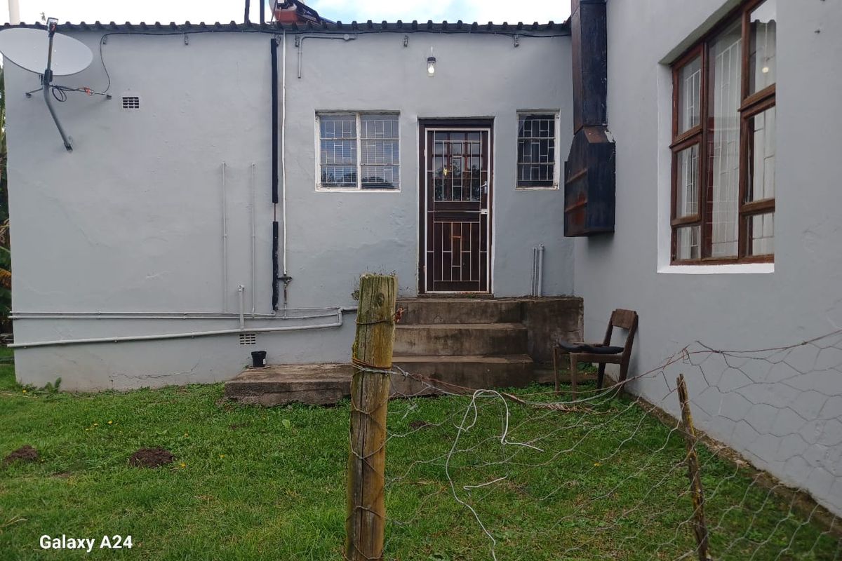 4 Bedroom Small Holding, Chicken farm in Macleantown, - Photo 5