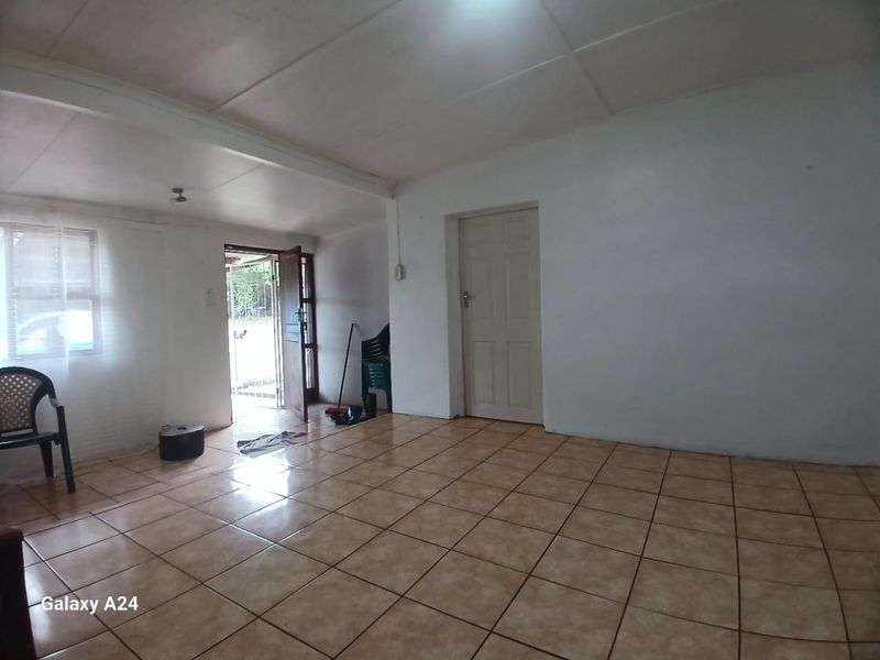 4 Bedroom Small Holding, Chicken farm in Macleantown, - Photo 6