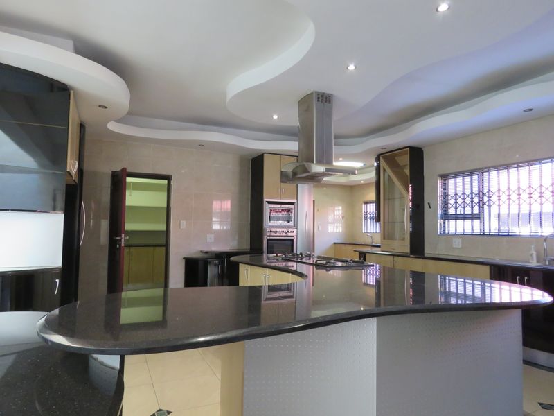 Stunning 6 bedroom Freehold For Sale in Westdene, Benoni - perfect for large families - Photo 9
