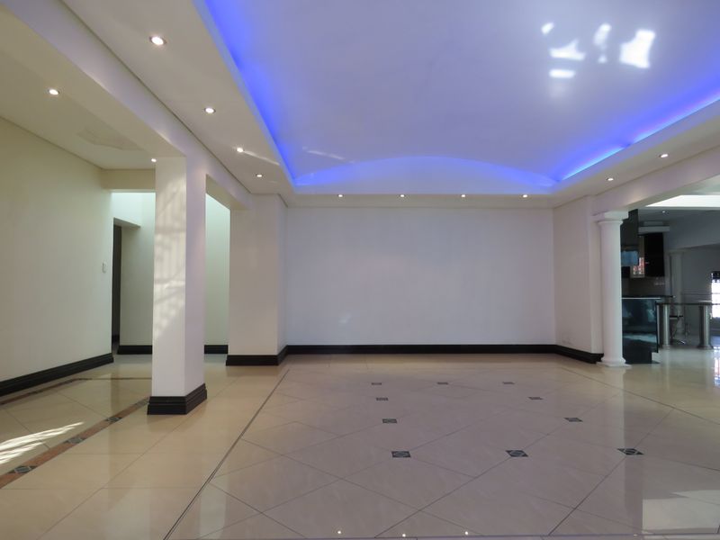 Stunning 6 bedroom Freehold For Sale in Westdene, Benoni - perfect for large families - Photo 8