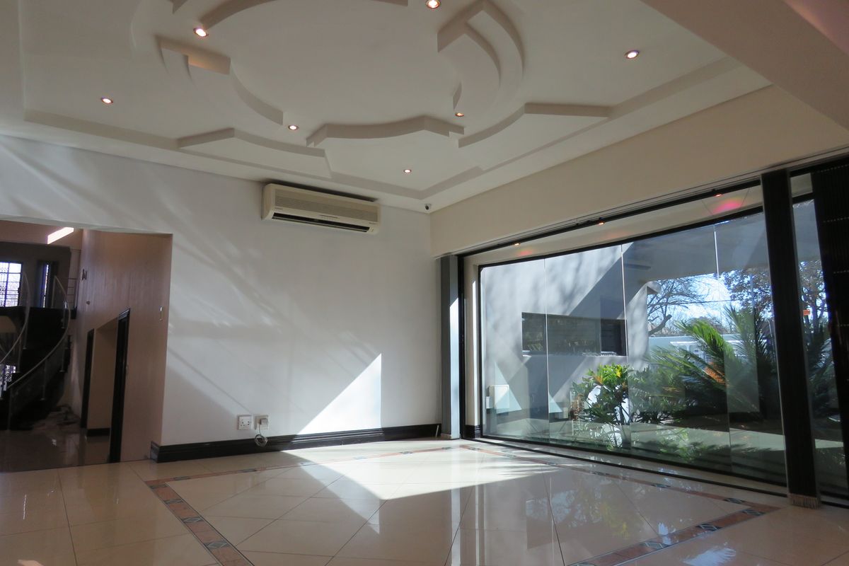 Stunning 6 bedroom Freehold For Sale in Westdene, Benoni - perfect for large families - Photo 2