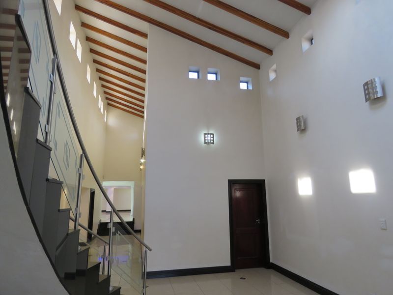 Stunning 6 bedroom Freehold For Sale in Westdene, Benoni - perfect for large families - Photo 3