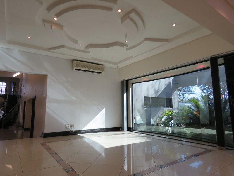 Stunning 6 bedroom Freehold For Sale in Westdene, Benoni - perfect for large families - Photo 2