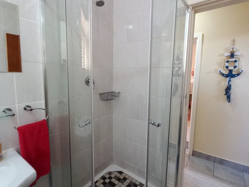 Spacious Furnished Modern Unit just 300m from Uvongo Pier and beach. - Photo 9