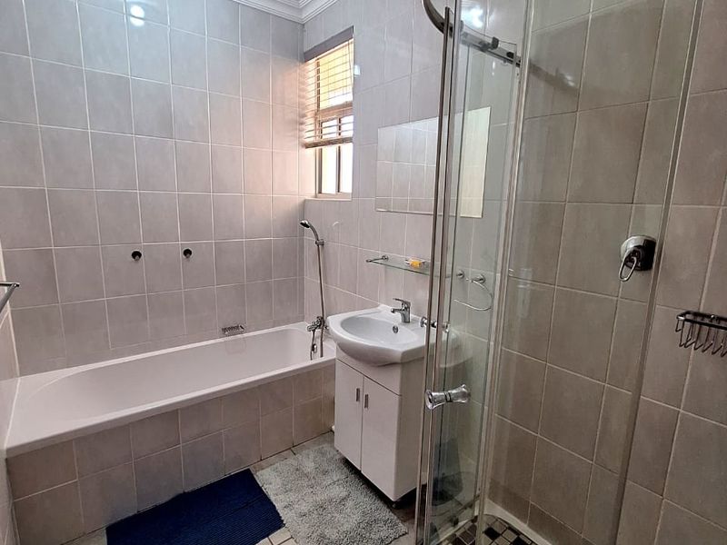 Spacious Furnished Modern Unit just 300m from Uvongo Pier and beach. - Photo 8