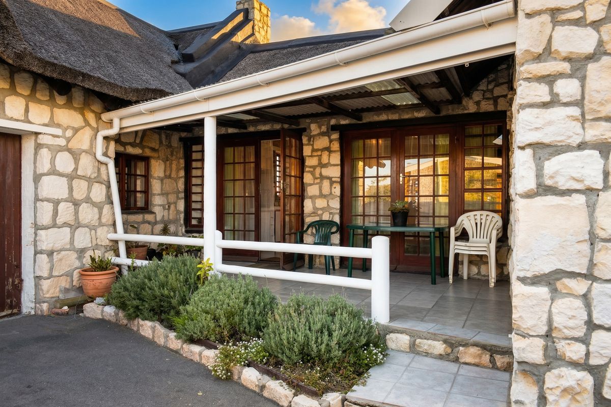 Charming Limestone Family Home in Picturesque Struisbaai! - Photo 2