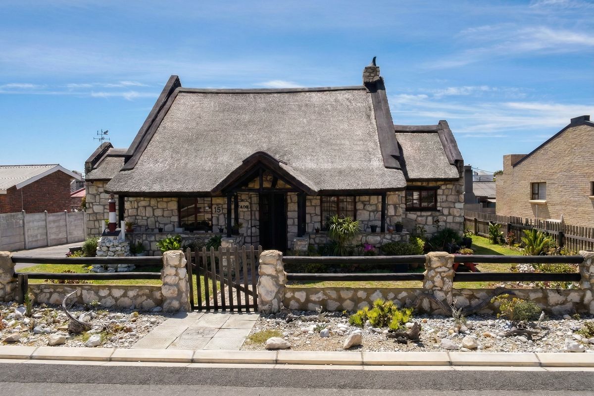 Charming Limestone Family Home in Picturesque Struisbaai! - Photo 3
