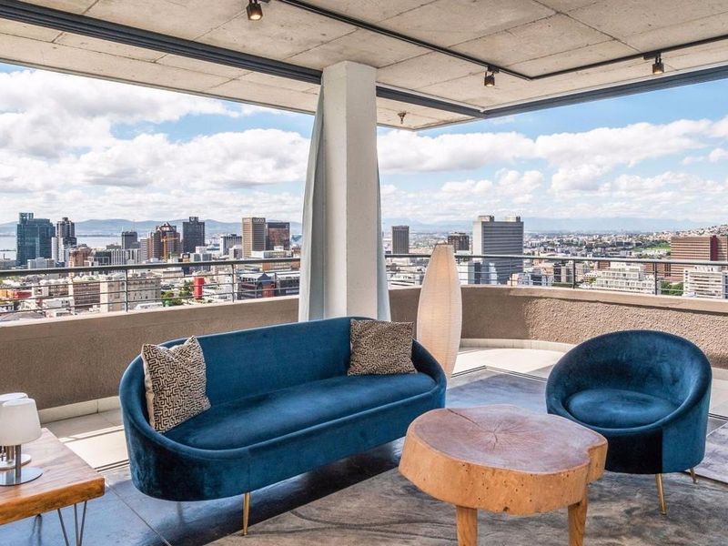 PENTHOUSE IN "RAW DESIGN“ – WITH PANORAMIC VIEW FROM THE HARBOUR OVER THE CITY TO TABLE MOUNTAIN - Photo 2